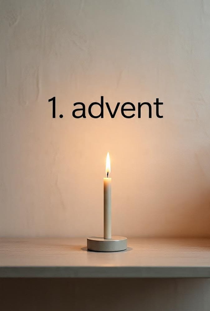Eine einzelne, schlanke brennende Kerze auf einem modernen Ständer vor hellem Hintergrund. 1. advent darüber.
