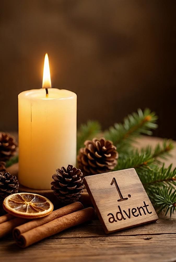 Eine brennende Kerze mit Tannenzapfen, Zimtstangen und einer Holztafel mit der Aufschrift 1. Advent.