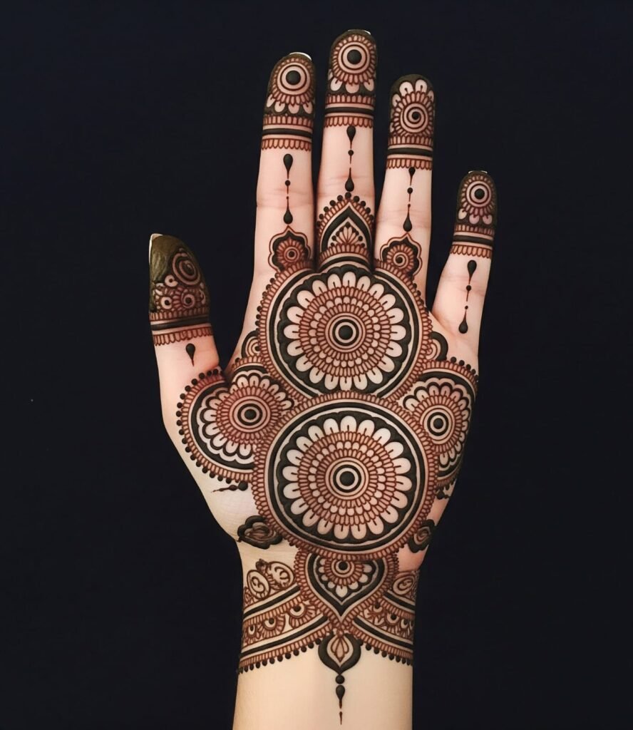 Geometric gol tikki mehndi