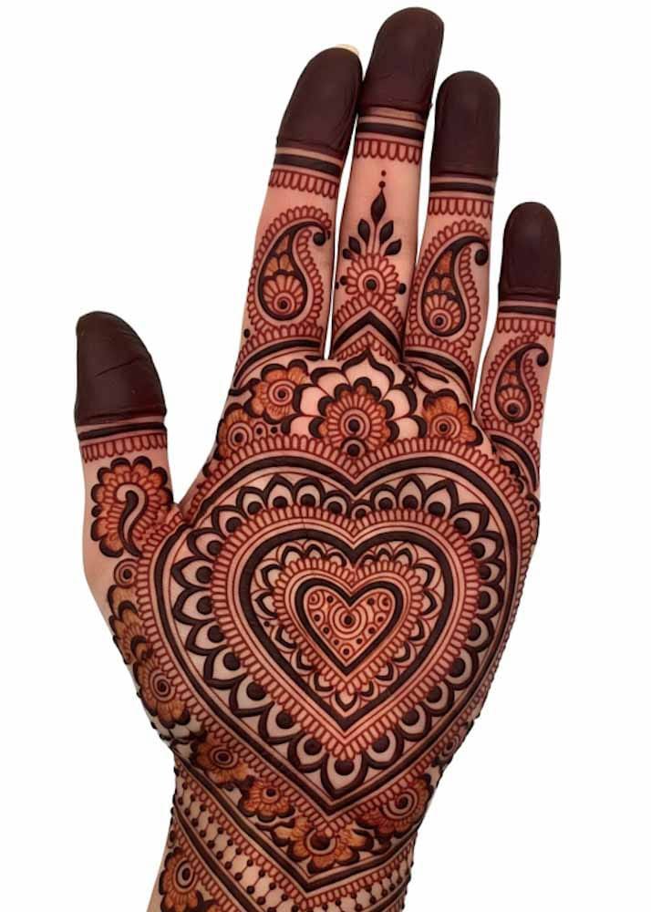 Front mehndi with bracelet style pattern